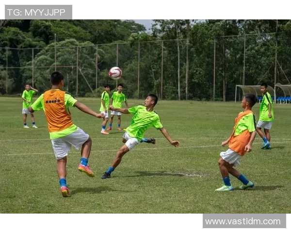 足球明星与老师的精彩互动瞬间感动全场的视频分享