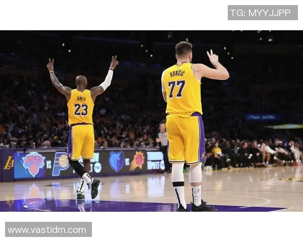 热火与湖人对决莫里斯表现抢眼引发球迷热议